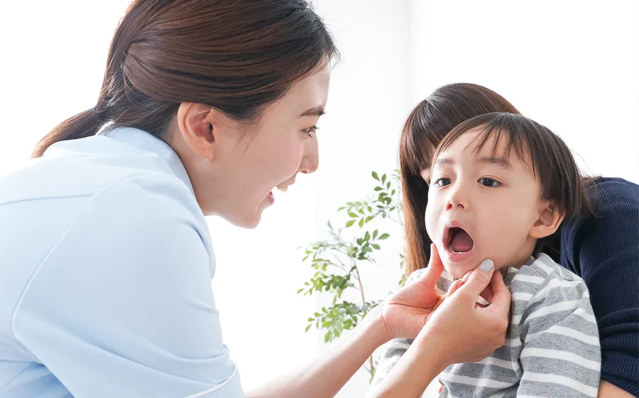 子供が虫歯予防の診療を受けている